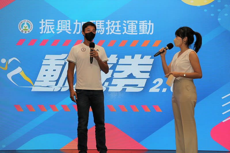 2021年動滋券2.0記者會，網壇傳奇盧彥勳（左）出席代言。（資料照，教育部體育署提供）