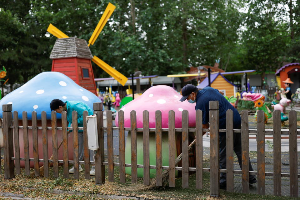 Neue Zwangsdienstler bei der sozialen Arbeit in Peckelsheim? Nein, zwei Arbeiter säubern einen Spielplatz in Peking (Bild: REUTERS/Carlos Garcia Rawlins)