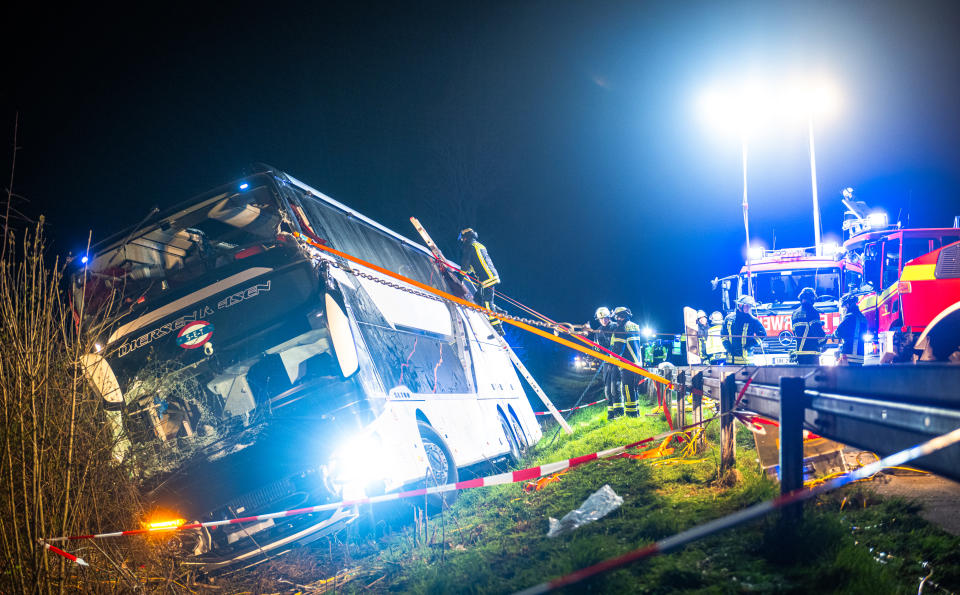 Bei einem Busunglück auf der Autobahn 44 in Nordrhein-Westfalen sind in der Nacht zu Freitag mehr als 20 Menschen verletzt worden (Bild: Daniel Schröder/dpa)