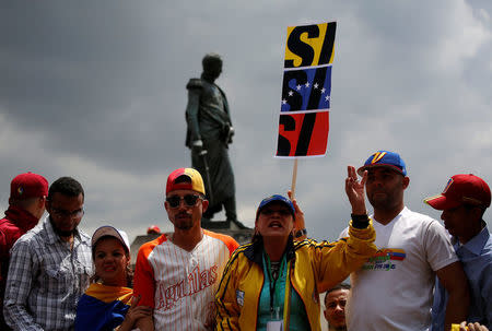 Venezuelan residents wait to cast their votes during an unofficial plebiscite against President Nicolas Maduro's government in Bogota, Colombia July 16, 2017. REUTERS/Jaime Saldarriaga