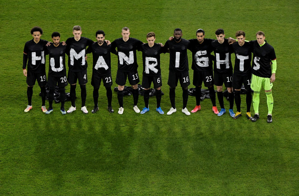 Vor dem WM-Qualispiel gegen Island in Duisburg zeigte die DFB-Elf klare Kante. Ob sie das auch in Katar wagt? (Bild: REUTERS/Tobias Schwarz)