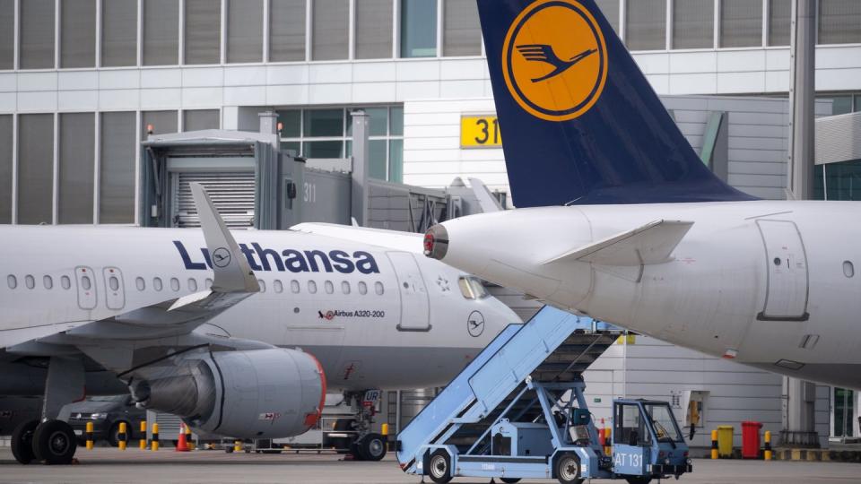 Flugzeuge der Lufthansa stehen auf dem Vorfeld am Flughafen München.