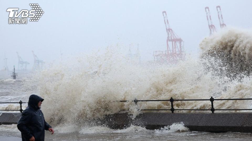 英國近日的極端雷暴和傾盆大雨使當局提升了天氣警戒。（圖／達志影像路透社）