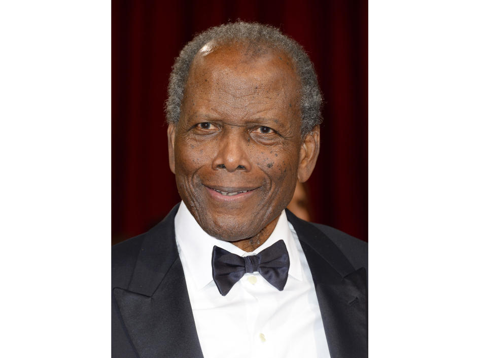 ARCHIVO - El actor Sidney Poitier llega a la ceremonia de los premios Oscar el 2 de marzo de 2014 en Los Angeles. La Universidad Estatal de Arizona develó el lunes 25 de enero del 2021 la Nueva Escuela de Cine Estadounidense Sidney Poitier. (Foto por Dan Steinberg/Invision/AP, Archivo)