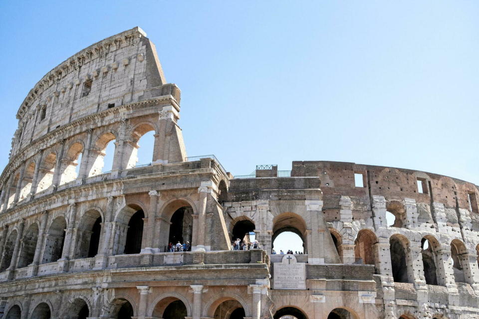 L’assurda scusa del turista il cui nome è inciso sul Colosseo a Roma
