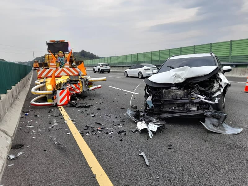 國道3號北上後龍路段22日發生緩撞車遭撞事故，警方調查，肇事休旅車開啟ACC輔助駕駛系統，行經施工路段疑因分心釀禍，休旅車頭全毀，所幸雙方無人受傷。（中央社／民眾提供）