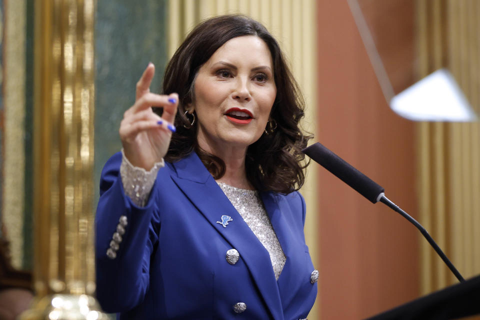 ARCHIVO - La gobernadora de Michigan, Gretchen Whitmer, hace su discurso anual sobre la situación del estado el 24 de enero de 2024 en el capitolio estatal, en Lansing, Michigan. (AP Foto/Al Goldis, Archivo)