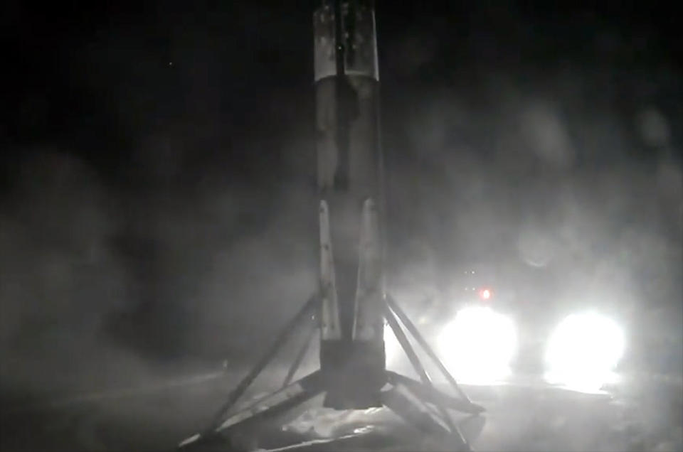 Die erste Stufe einer SpaceX Falcon 9-Rakete landet auf dem Drohnenschiff 