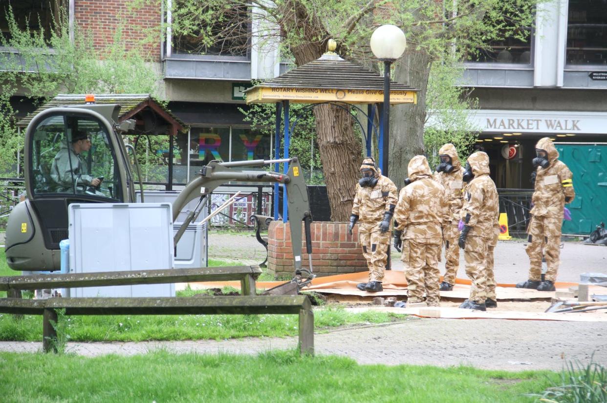 <span class="caption">Personal de servicios de emergencia con trajes de protección investiga en el lugar donde Sergei y Yulia Skripal fueron envenenados con novichok. Salisbury, Reino Unido, 24 de abril de abril de 2018. </span> <span class="attribution"><a class="link " href="https://www.shutterstock.com/es/image-photo/salisbury-wiltshireuk-april-24-2018-emergency-1655302213" rel="nofollow noopener" target="_blank" data-ylk="slk:Shutterstock / Simon Ward Photography;elm:context_link;itc:0;sec:content-canvas">Shutterstock / Simon Ward Photography</a></span>