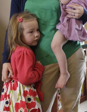 Coy Mathis recibe un abrazo de su madre (Brennan Linsley/Reuters)