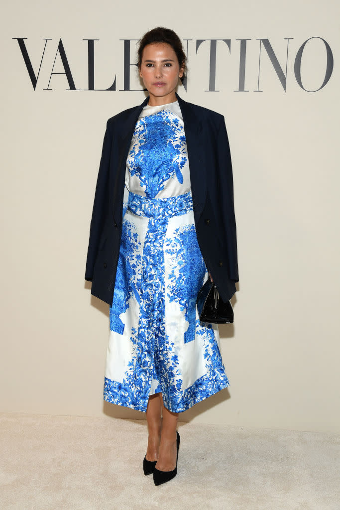 Virginie Ledoyen a pris les devants en combinant sa robe de soie éclaboussée de bleu cobalt d’un blazer oversize pour assister au défilé Valentino. La dernière collection préconise justement ce mix & match de pièces féminines et masculines. ©Getty Images