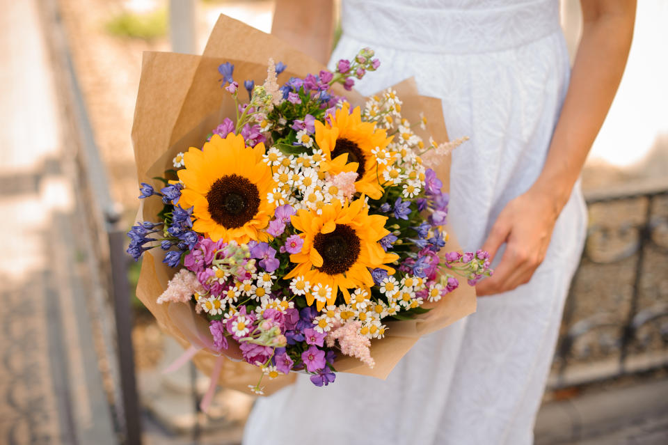 El secreto de un ramo de novia con girasoles es que lleve de tres a cinco de estas flores. Foto: Getty Images