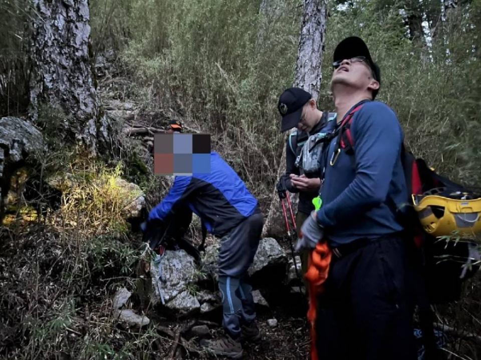 王姓登山客跌落位置旁即為懸崖。（記者徐義雄翻攝）