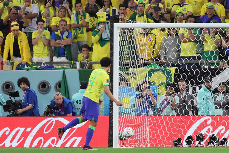 Marquinhos no logra anotar el último tiro en la tanda de penales durante el partido de cuartos de final entre Croacia y Brasil en el Education City Stadium en Al-Rayyan.