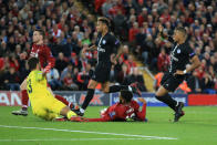 <p>ÉGALISATION DE KYLIAN MBAPPÉ ! Largement dominé, le Paris Saint-Germain revient au score (2-2) grâce à un but de son jeune attaquant jusqu’alors très discret. C’est Neymar qui a servi Mbappé, qui a seulement eu à pousser le ballon à bout portant. (crédit Getty) </p>