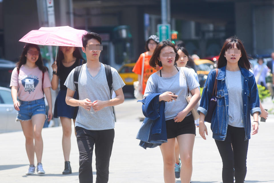 氣象局表示，明（6）日全台各地及金馬澎地區多是晴朗炎熱的天氣，午後則須留意局部短暫雷陣雨。（圖／NOWnews攝影中心）