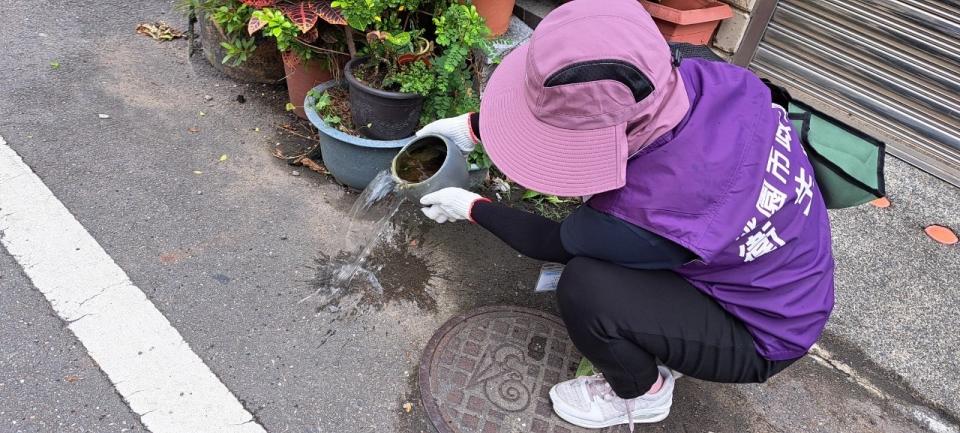 雨後若未及時清理環境積水容器，利於病媒蚊生長。圖：衛生局提供