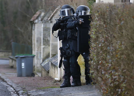 Members of the French GIPN intervention police forces secure a neighbourhood in Longpont, northeast of Paris January 8, 2015. REUTERS/Pascal Rossignol