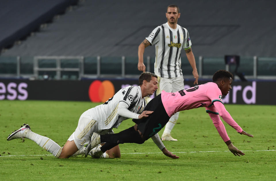 Ansu Fati cae derribado por Bernardeschi en la acción que supuso el penalti a favor del Barça. (Foto: Tullio Puglia / UEFA / Getty Images).