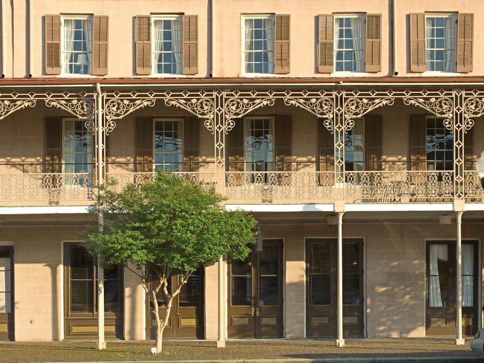 An exterior photo of the St. James Hotel in Selma, Alabama.