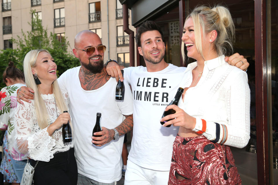 <p>Die Fashion Week ist auch ein Hotspot für etliche Ex-Kandidaten der RTL-Datingshow „Der Bachelor“ oder „Die Bachelorette“. Niklas Schröder mit Freundin Jessica Neufeld (l.), Ex-„Bachelor“ Leonard Freier (2.v.r.) und „Love Island“-Blondine Chethrin Schulze (r.) lassen sich die exklusiven Partys nach den Shows nicht entgehen. Sie sind Gäste bei der Show von Designer Marcel Ostertag im Westin Grand Hotel. (Bild: Gisela Schober/Getty Images for Marcel Ostertag) </p>