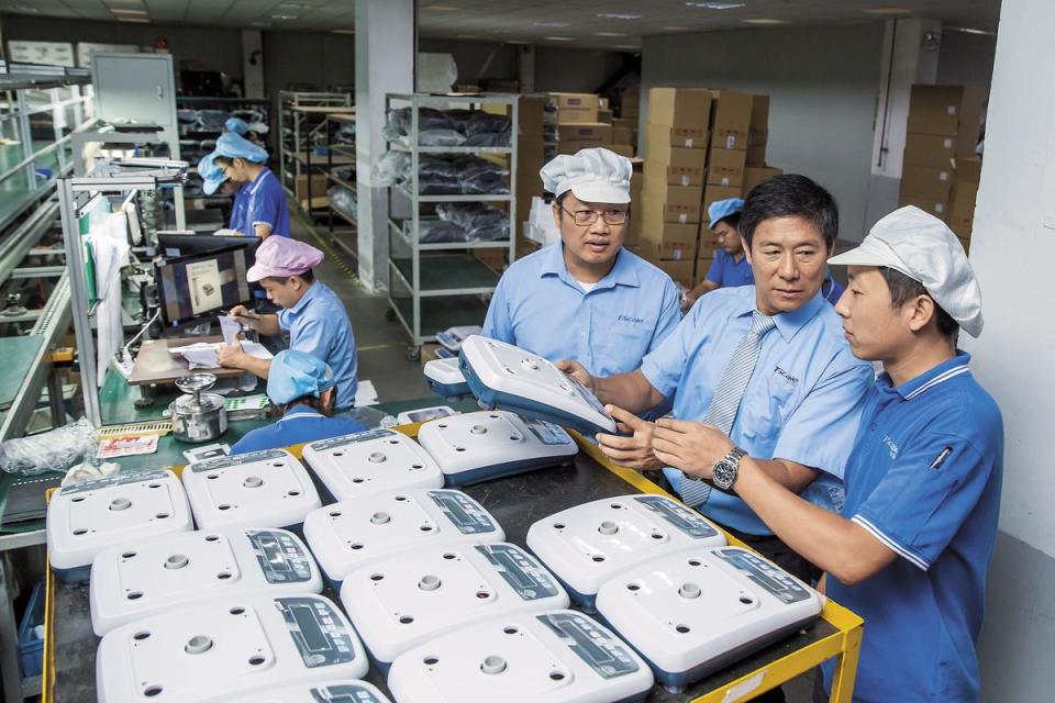 傅青炫（右2）從小在父親的衡器工廠長大，儘管是念政治、企管畢業，但對於衡器的製造技術和產業趨勢都有高度敏感性。