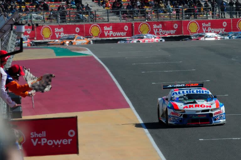 Un cambio ganador: Santiago Álvarez, que siempre corrió bajo el paraguas del JP Carrera y con Dodge, debutó con el Chevrolet Camaro y logró su primera victoria en el TC