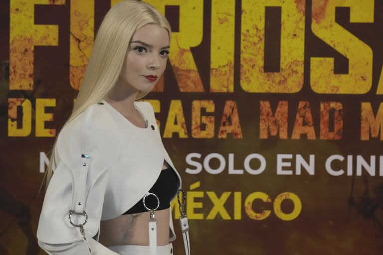 Cambio de outfit en tierra azteca para Anya Taylor-Joy, que en este evento optó por un conjunto blanco, de campera con hombreras y falda, que combinó con un top negro. Luego, en diálogo con la prensa, manifestó su interés en hacer una película argentina y expresó su admiración por Ricardo Darín