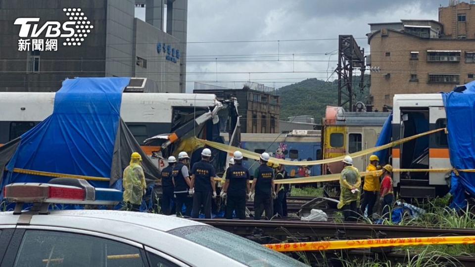 今日鐵路刑大出動6人、鐵警出動4人警戒、台鐵則派出人員18名到七堵機務段繼續搜查。（圖／TVBS）