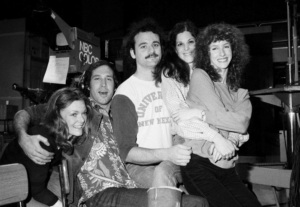 ARCHIVO - El comediante Chevy Chase, segundo de la izquierda, con los miembros del elenco de "Saturday Night Live" de NBC Laraine Newman, derecha, Gilda Radner, Bill Murray y Jane Curtain el 16 de febrero de 1978 en Nueva York. Newman publicó el audiolibro de memorias "May You Live in Interesting Times", un título exclusivo de Audible. (AP Foto/Marty Lederhandler, Archivo)