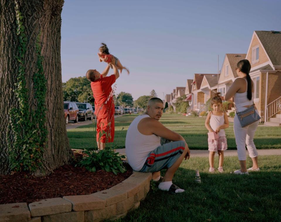 Bungalow Family with Last Ash Tree, Midway, Chicago, 2018 (© Paul D’Amato)