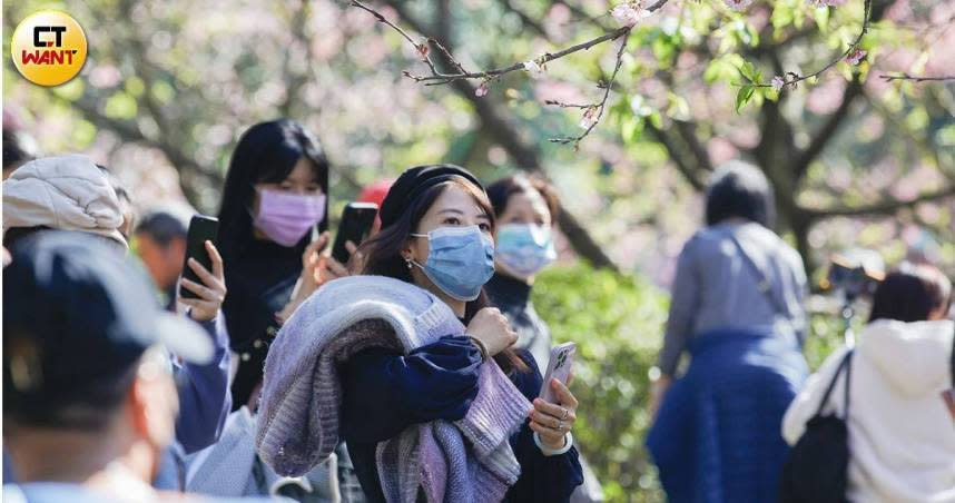 隨著疫情趨緩，許多規定逐漸鬆綁，口罩禁令也正式解除。（示意圖／林士傑攝）