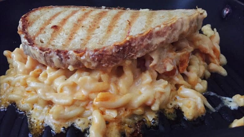 Buffalo chicken mac sandwich