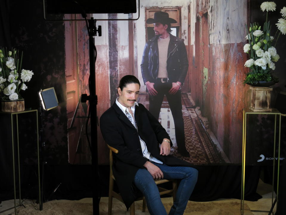 El cantante mexicano Alex Fernández posa durante la promoción de su más reciente álbum “Buscando el olvido" en la Ciudad de México el 24 de agosto de 2022. (Foto AP/Berenice Bautista)