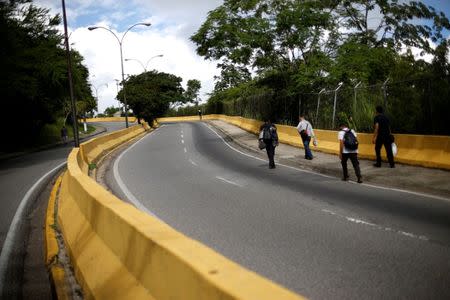 People walk along a street during a strike called to protest against Venezuelan President Nicolas Maduro's government in Caracas, Venezuela July 26, 2017. REUTERS/Andres Martinez Casares