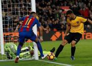 Football Soccer - Barcelona v Malaga - Spanish La Liga Santander - Camp Nou stadium, Barcelona, Spain - 19/11/16. Barcelona's Neymar and goalkeeper Carlos Kameni in action. REUTERS/Albert Gea