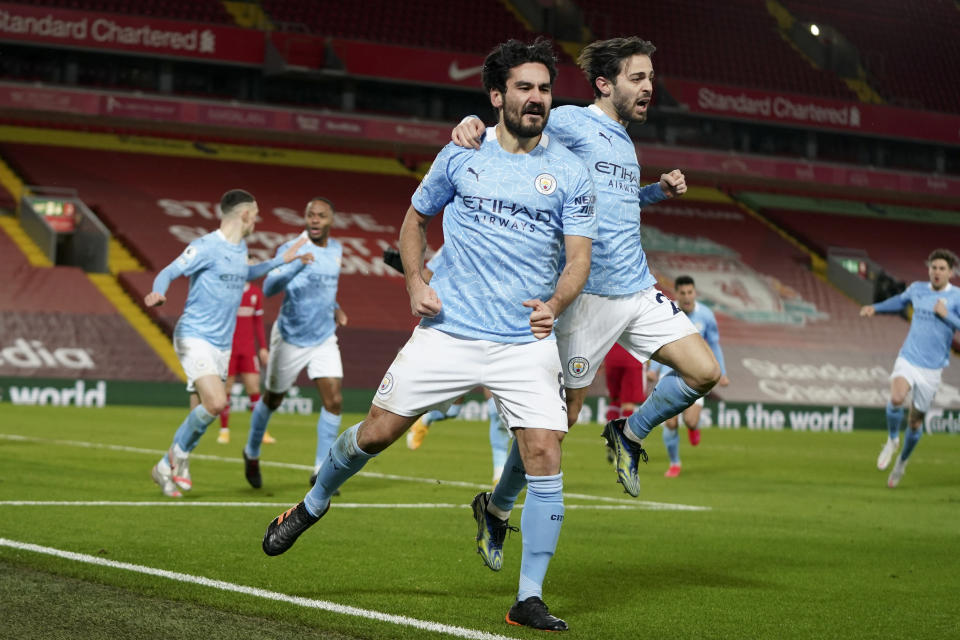 Ilkay Gundogan celebra con Bernardo Silva (centro derecha) tras anotar el primer gol del Manchester City en la victoria 4-1 ante Liverpool en la Liga Premier inglesa, el domingo 7 de febrero de 2021. (AP Foto/Jon Super, Pool)