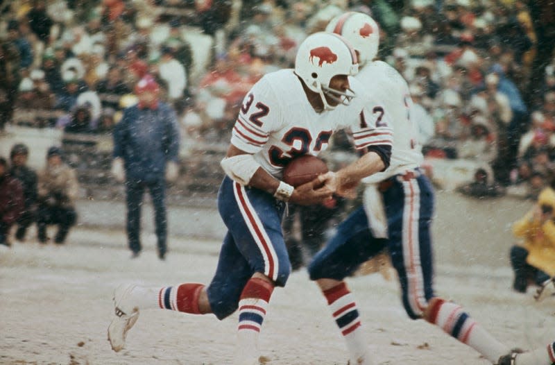 The Buffallo Bills’ OJ Simpson (number 32) in action against the New York Jets in the snow at Shea Stadium, New York, on December 16th, 1973. - Photo: UPI/Bettmann Archive (Getty Images)