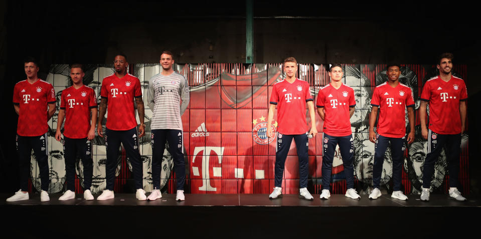 Die Spieler des FC Bayern München posieren wie für ein Mannschaftsfoto.