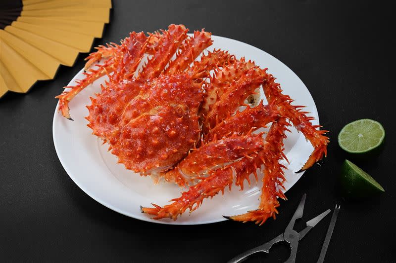 敘日全日餐廳加碼主廚位上料理「帝王蟹」。（圖／飯店業者提供）