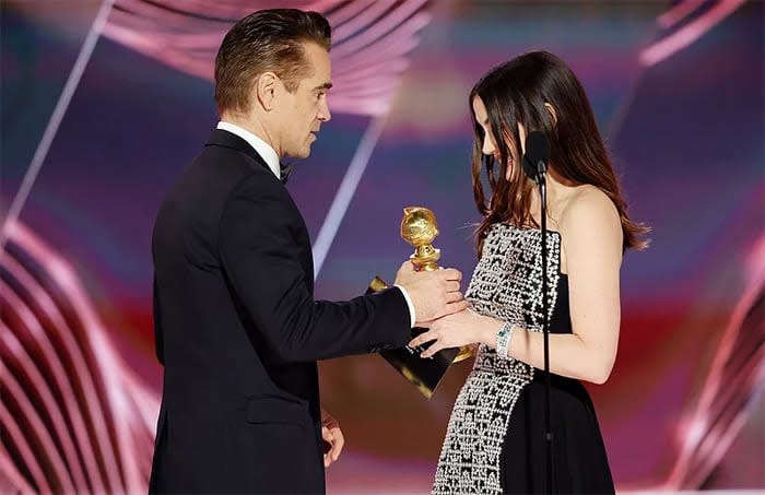Ana de Armas entrega un Globo de Oro a Colin Farrell