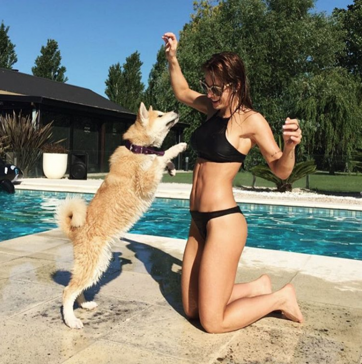 <p>"¡Tarde de pileta en la quinta!", escribió la modelo y especialista en fitness, mientras se divertía con su perro, luciendo un bikini top, de Cocot Dudour. - Foto: Instagram.com/jesicacirio</p>