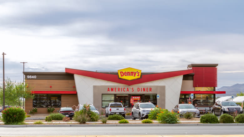 Denny's restaurant storefront