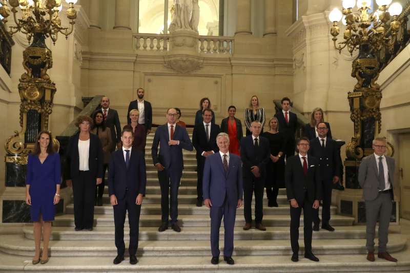 比利時副總理兼銓敘大臣德薩特（第2排左1）是比利時史上首位公開的跨性別內閣成員（AP）