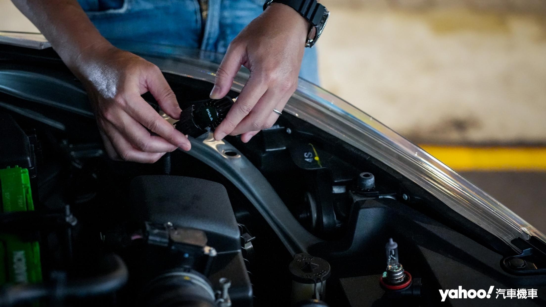 示範車Toyota Yaris的拆裝過程還算簡單，不過就是小心燙手。