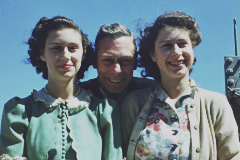 Una imagen tomada del video 'Elizabeth: The Unseen Queen' de la princesa Margarita y la princesa Isabel con su padre, el rey Jorge VI, a bordo del HMS Vanguard en 1947