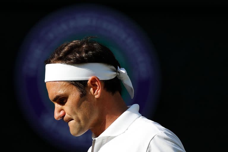 El 12 de julio de 2019, Roger Federer de Suiza reacciona después de un punto contra Rafael Nadal de España durante su partido de semifinales de individuales masculinos el día 11 del Campeonato de Wimbledon 2019 en el All England Lawn Tennis Club en Wimbledon. suroeste de Londres.