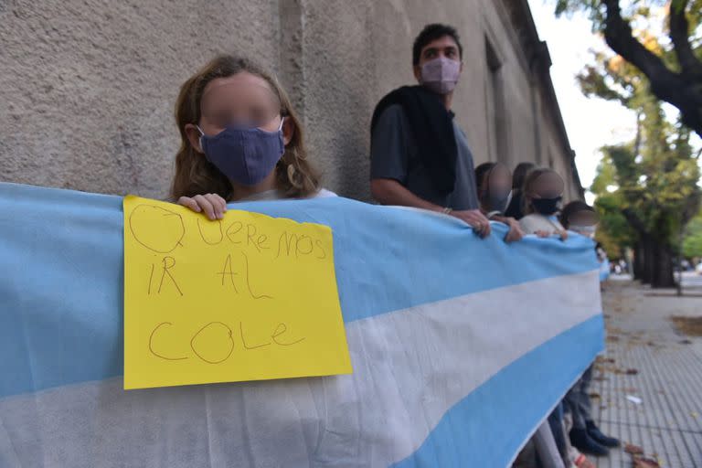 Abrazo simbólico con banderas en escuelas de Vicente López