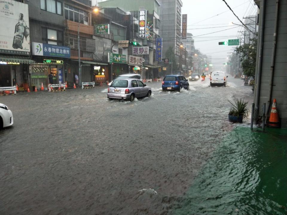  龍壽街上全被水覆蓋。（圖／取自 ●【爆廢公社公開版】● ） 