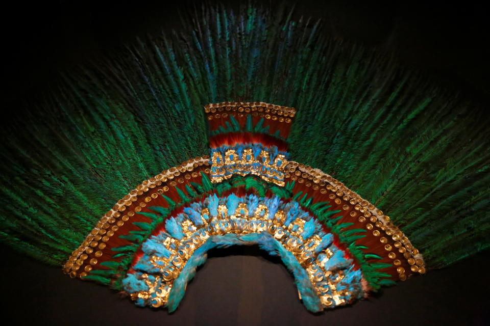 El penacho de Moctezuma es uno de los ejemplos más famosos sobre las maravillas creadas por los artistas plumarios antes de la Conquista. (REUTERS/Leonhard Foeger)